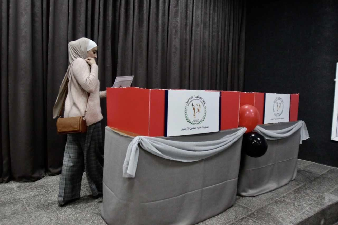 معلمات يطالبن بتحسين الرواتب والخدمات 