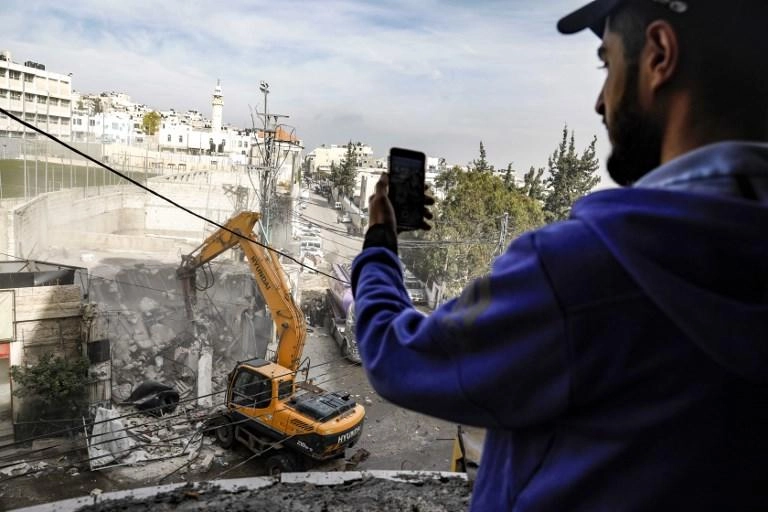 الرئيس الفلسطيني يدين خططا استيطانية ويرحّب بموقف الأردن