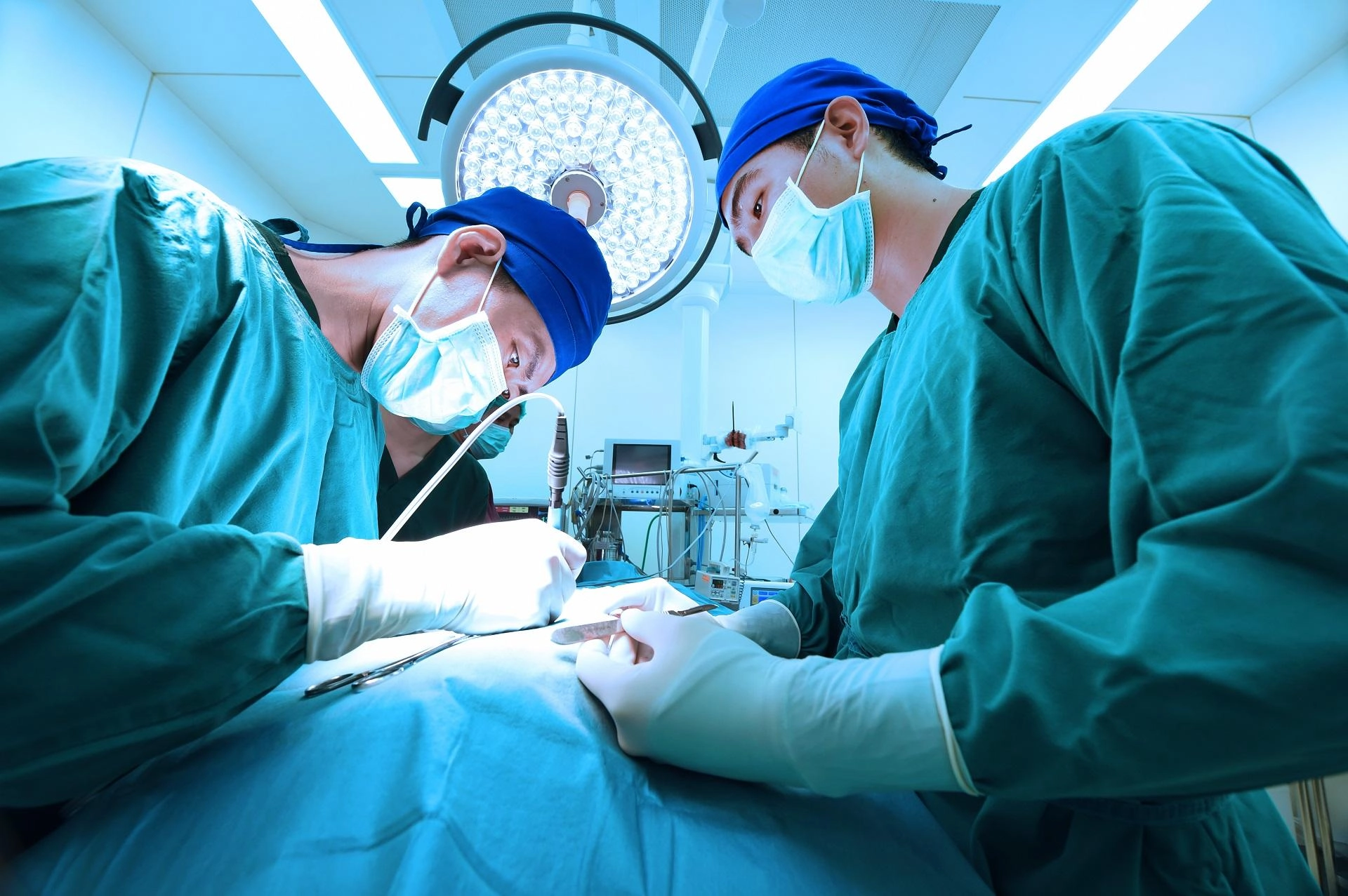 الجراحة وأعمال مساندة في غرف العمليات مهن خطِرة