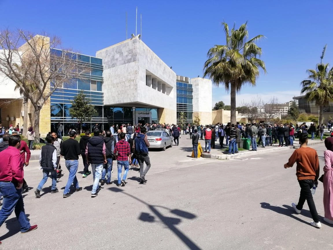 الآلاف يتقدمون بطلبات توظيف في معرض عمل