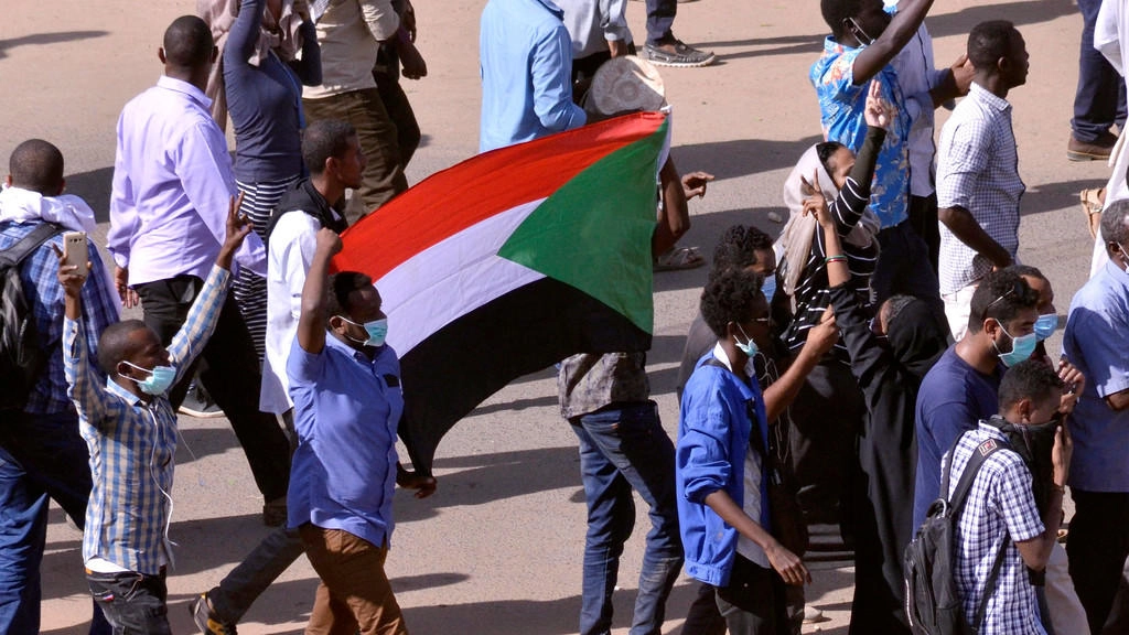 محكمة طوارئ تقضي بسجن 6 متظاهرين