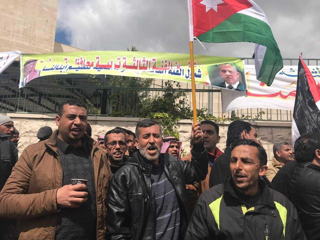 اعتصام موظفي الفئة الثالثة للمطالبة بزيادة رواتبهم
