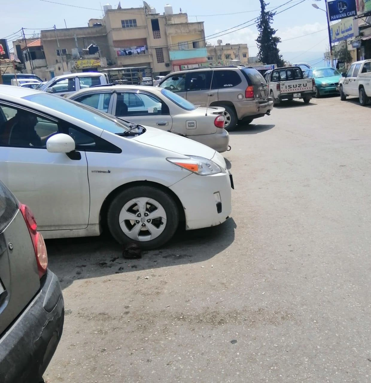 اصطفاف عشوائي لمركبات يعيق نقل مرضى