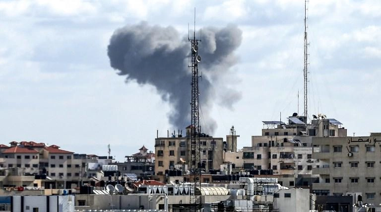 إصابة فلسطينيين اثنين في غارة جوية إسرائيلية