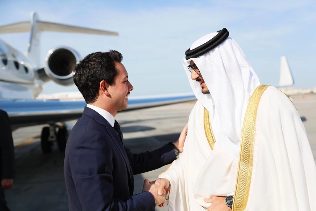 ولي العهد يصل البحرين في زيارة عمل