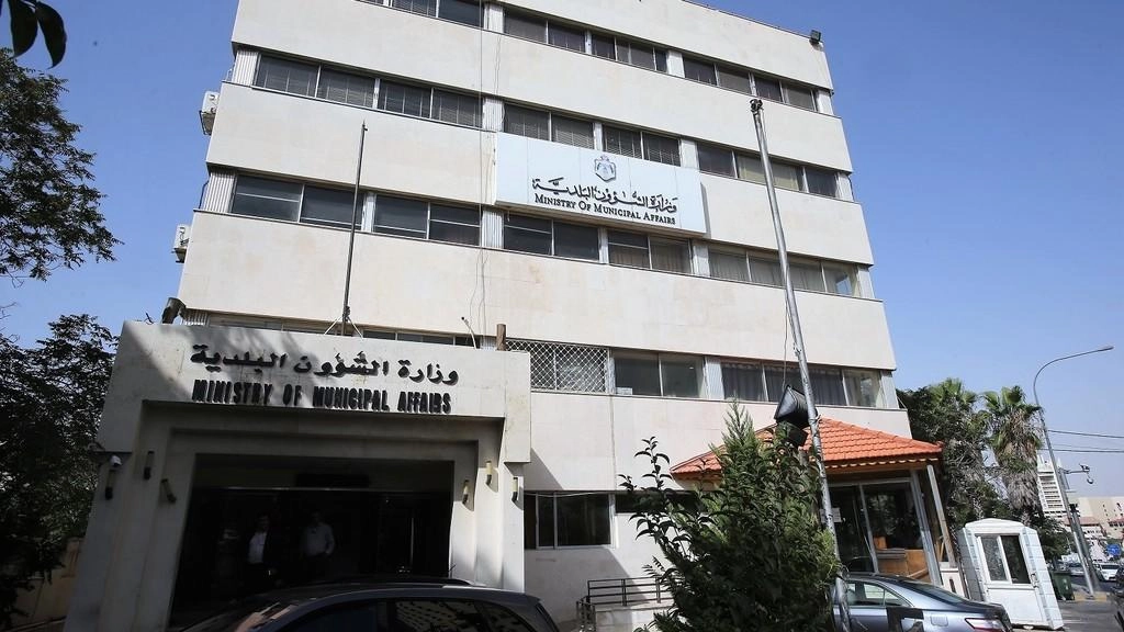 تفاهمات مع موظفين توقف اعتصام الأحد