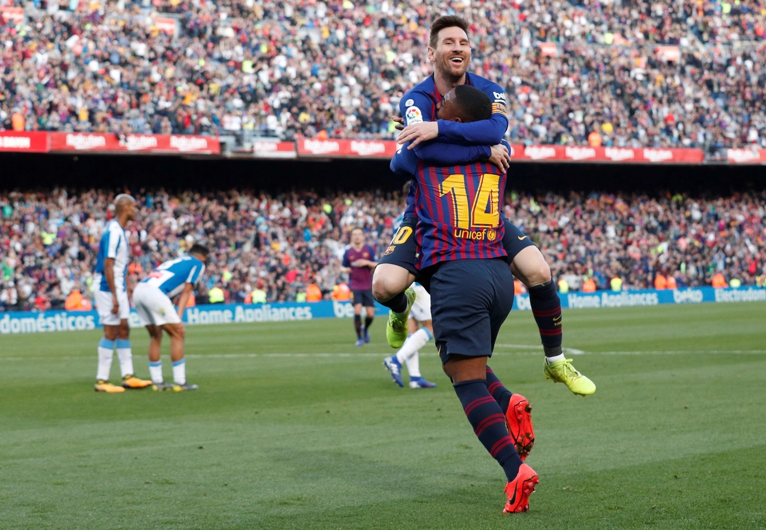ميسي يقود برشلونة للفوز في ديربي كاتالونيا أمام اسبانيول