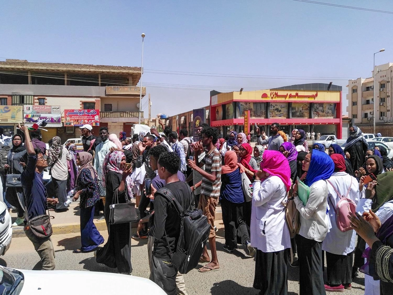 الشرطة تطلق غازا مسيلا للدموع لتفريق متظاهرين