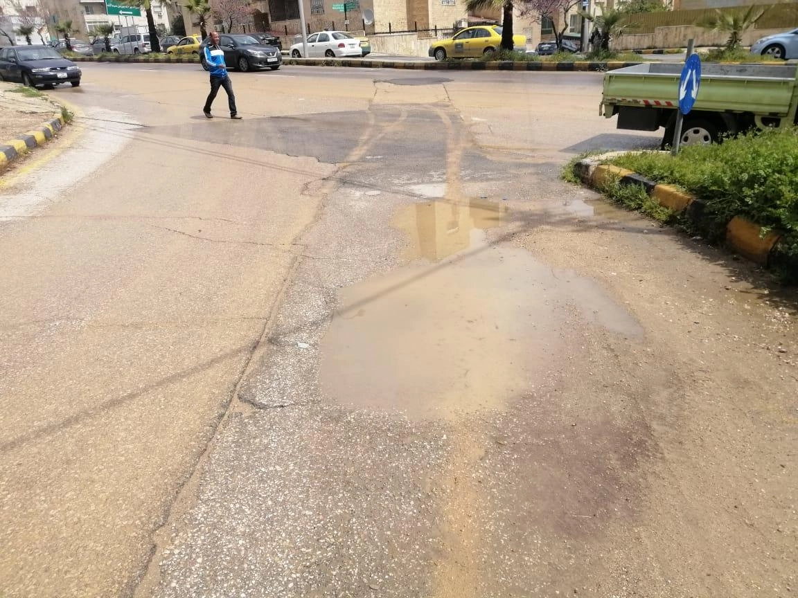 مطالبات بإعادة تعبيد شارع الأقصى لانتشار الحفر فيه