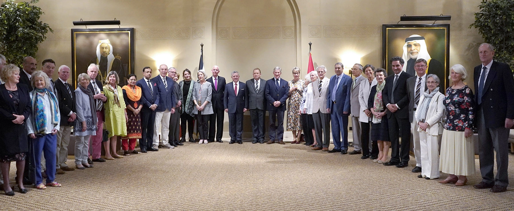 الملك يلتقي وفدا من الكلية الملكية البريطانية