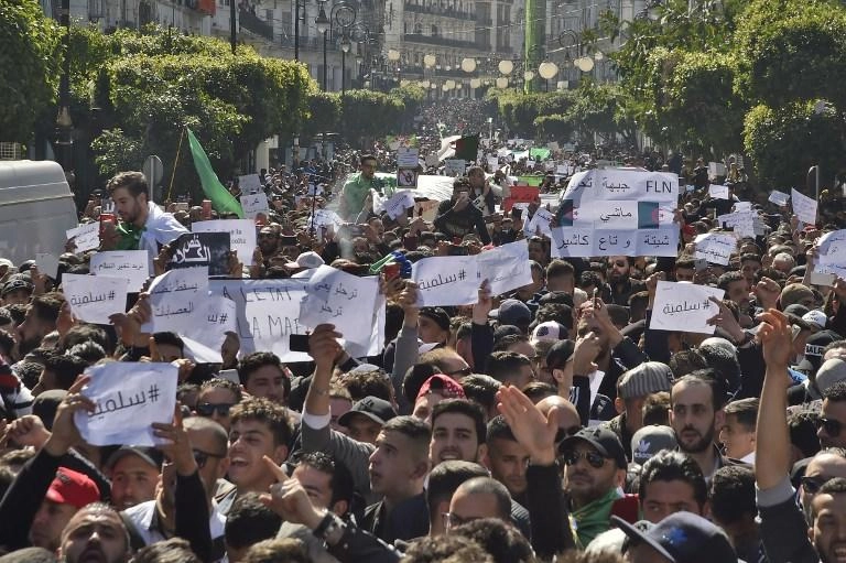إنهاء مهام مدير المخابرات ودعوة إلى تجدد المظاهرات 