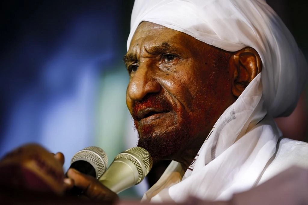 معارض يدعو البشير لرفع الطوارئ والاستقالة