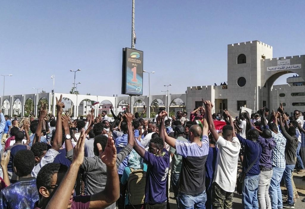 متظاهرون أمام القيادة العامة للجيش للمرة الأولى