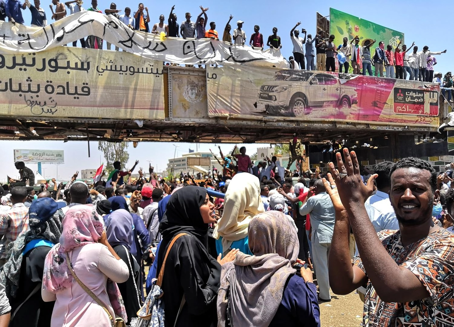 نساء وطبيبات يتصدّرن "الثورة" 