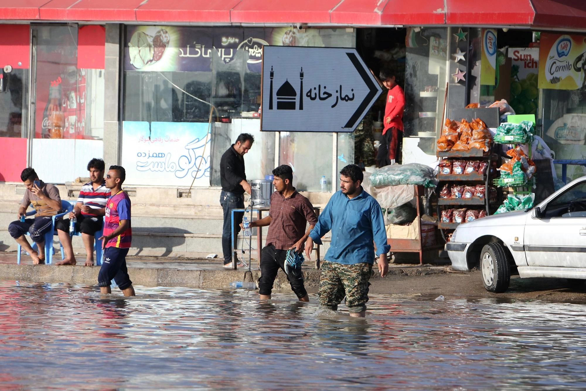 إيرانيون يصارعون أحوالا جوّية استثنائيّة