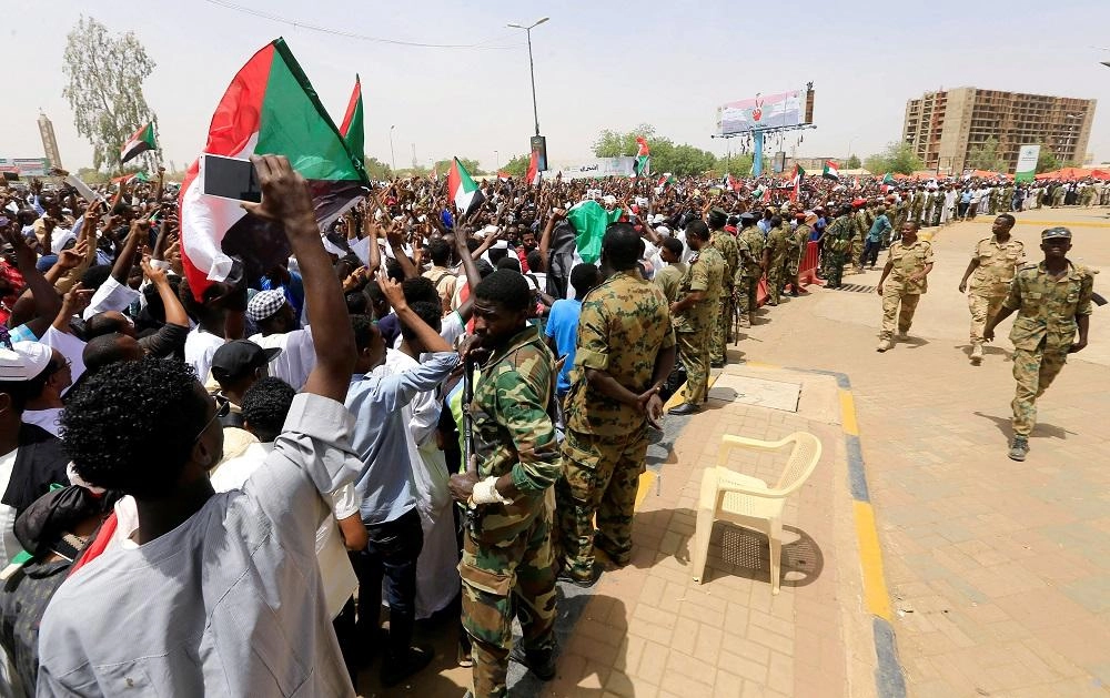 استقالة وزير الدفاع من منصب رئيس المجلس العسكري الانتقالي