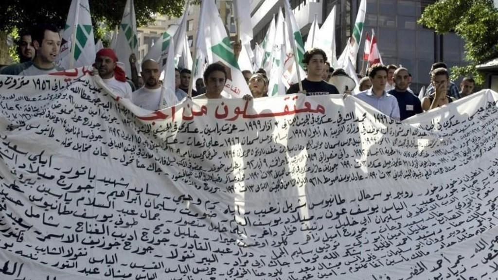 لبنانيون يحاولون معرفة مصير أحبائهم