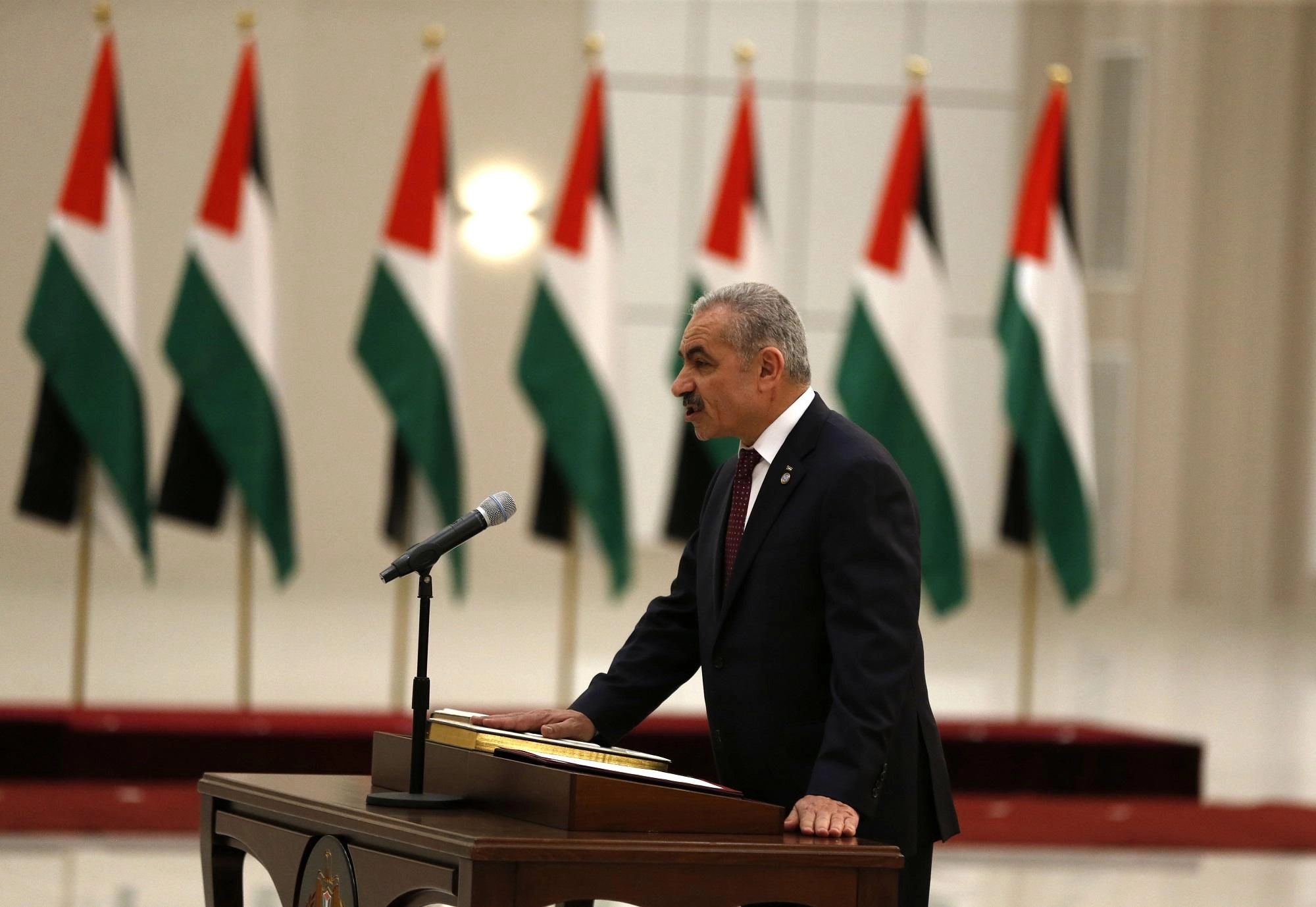 حكومة جديدة تؤدي اليمين القانونية أمام الرئيس عباس