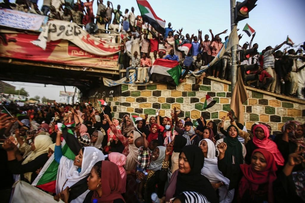 الإمارات ترحب بتعيين البرهان رئيساً للمجلس العسكري