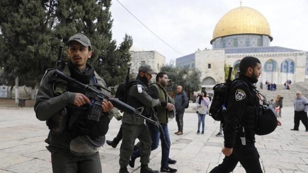 الاحتلال يعتقل محافظ القدس و 15 آخرين