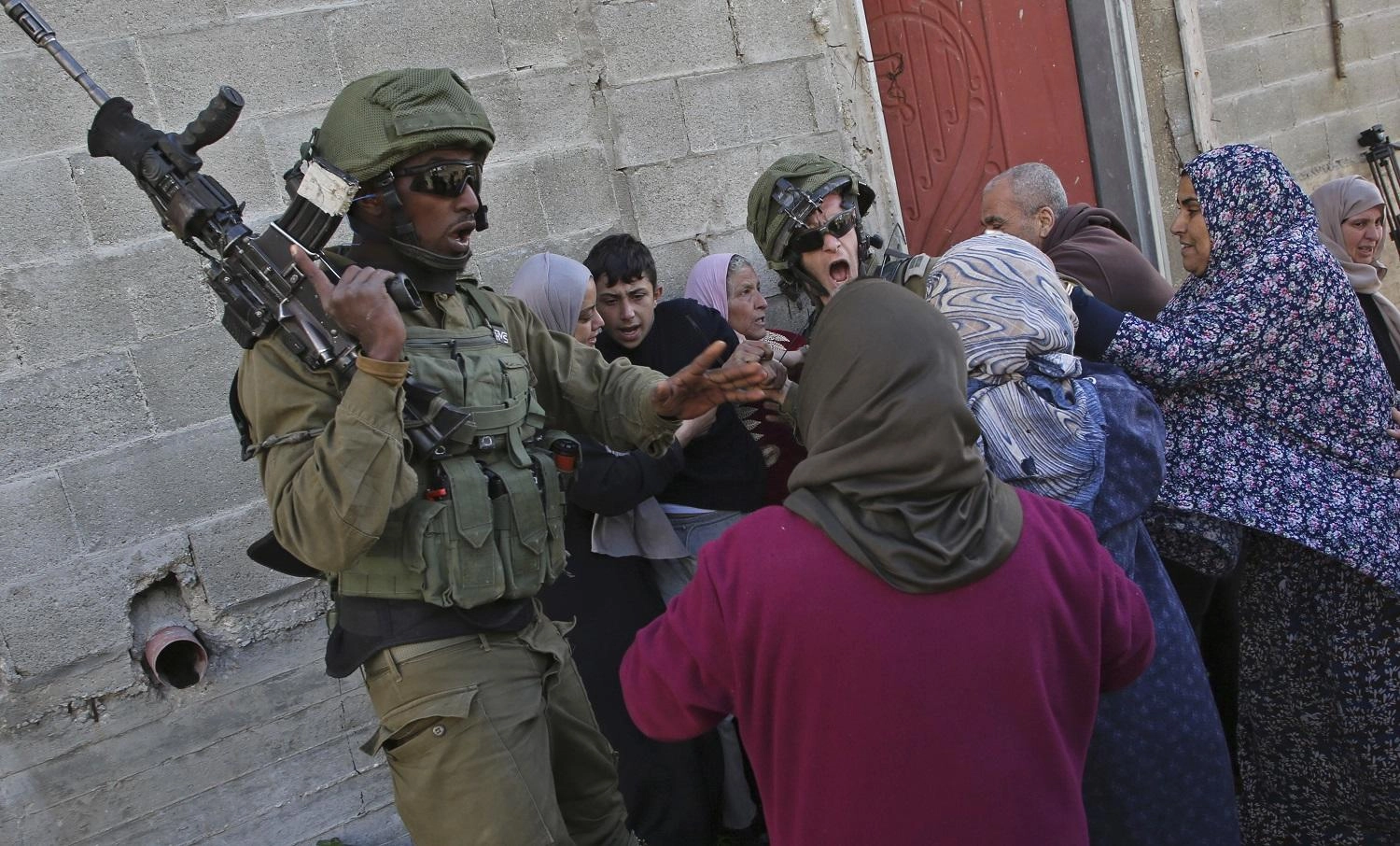 الاحتلال يعتقل 12 فلسطينيا 