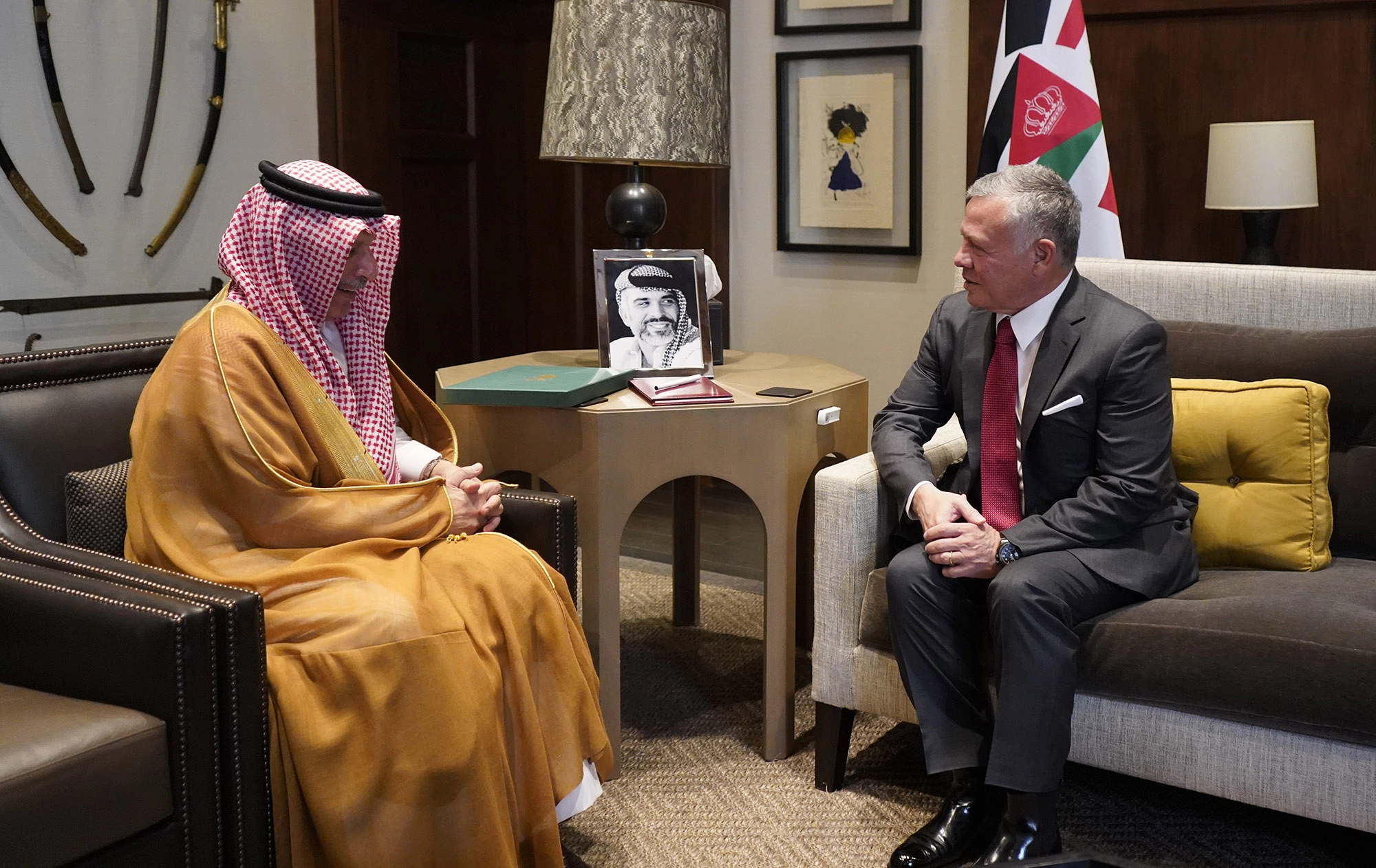 الملك يتسلم رسالة من نظيره السعودي