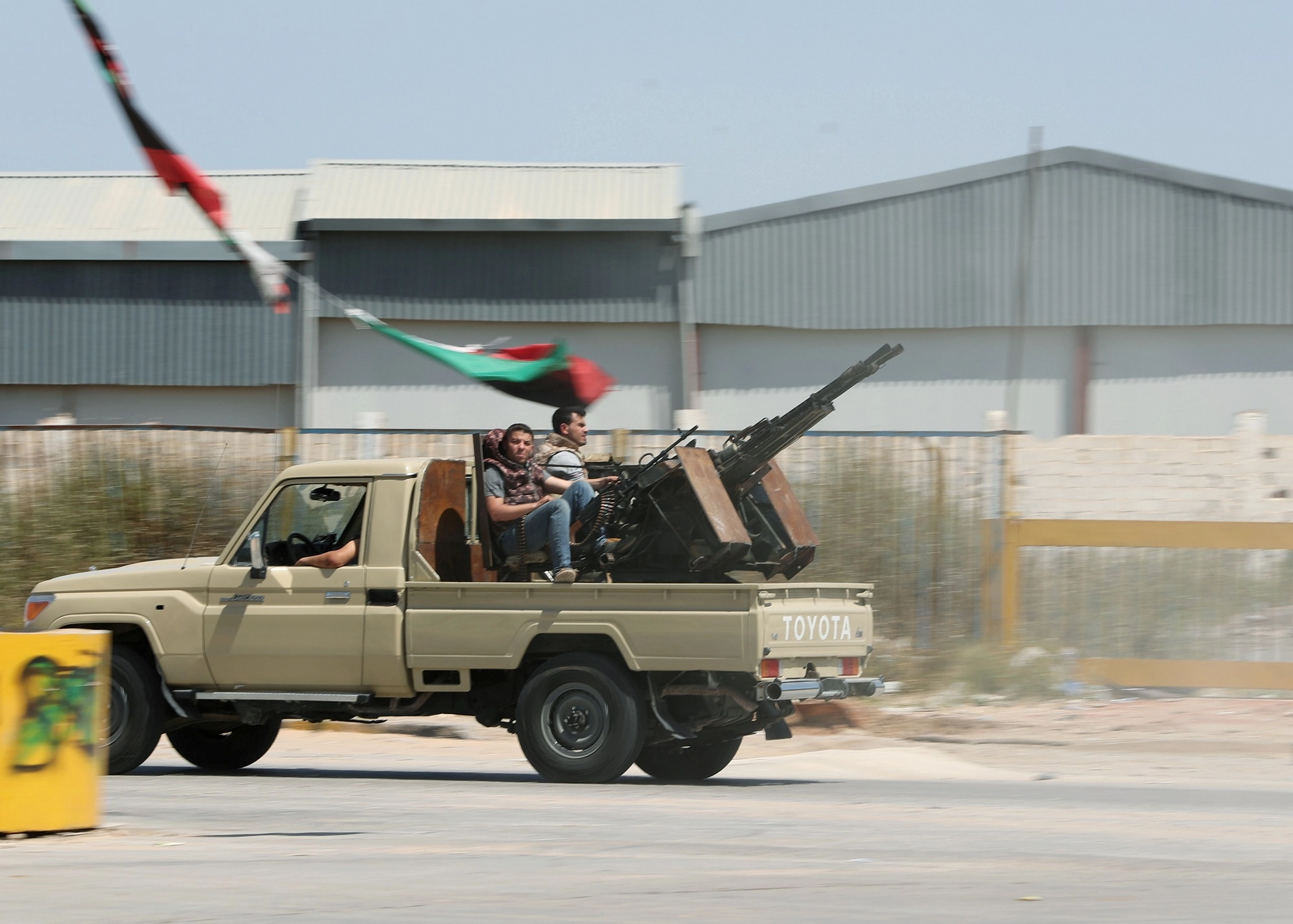 ترامب يبحث مكافحة الإرهاب مع حفتر