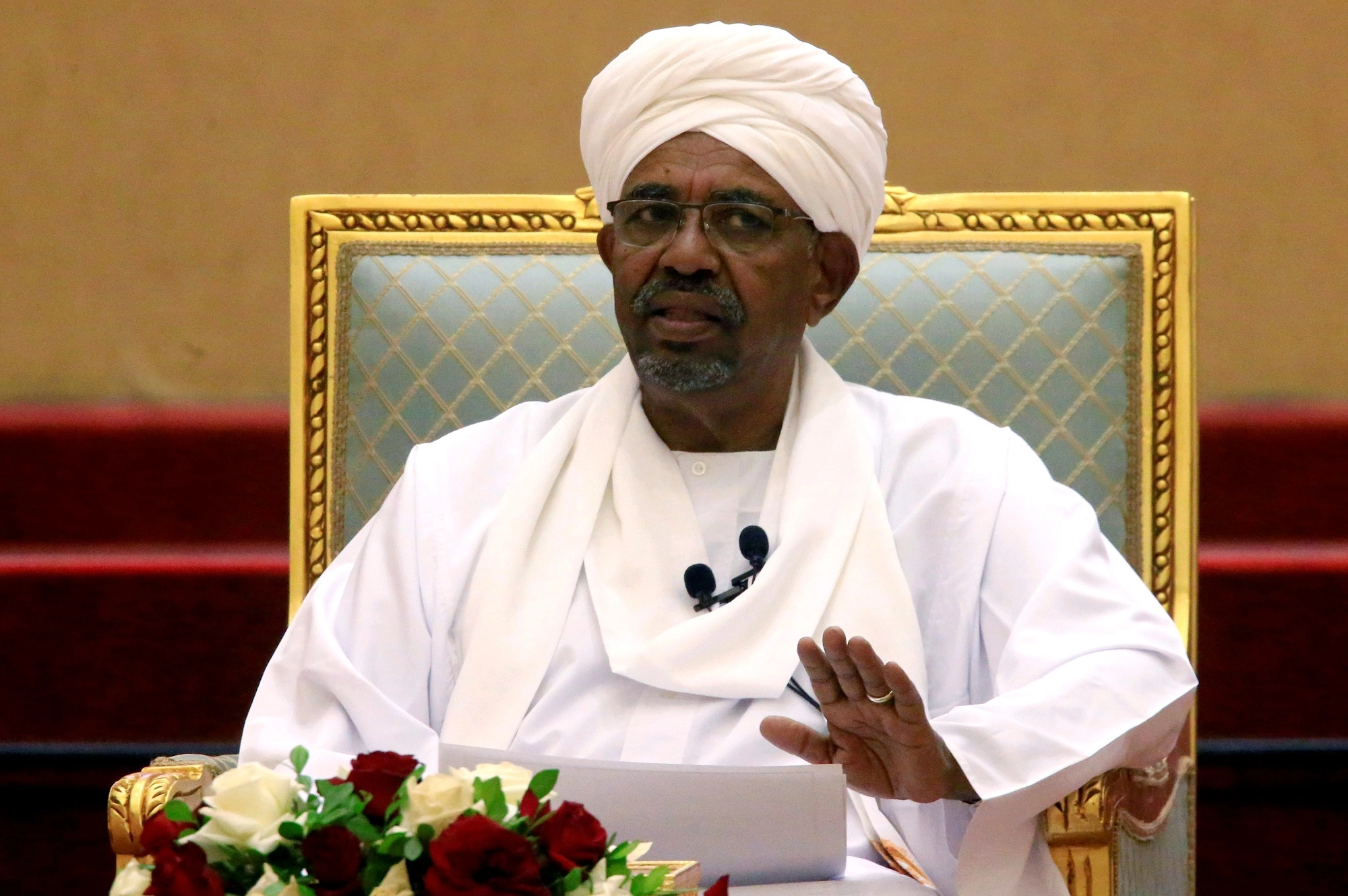 التحقيق مع البشير بتهم غسل أموال