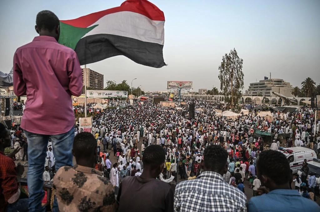 اتفاق المحتجّين والجيش على "تواصل اللقاءات" لنقل السلطة