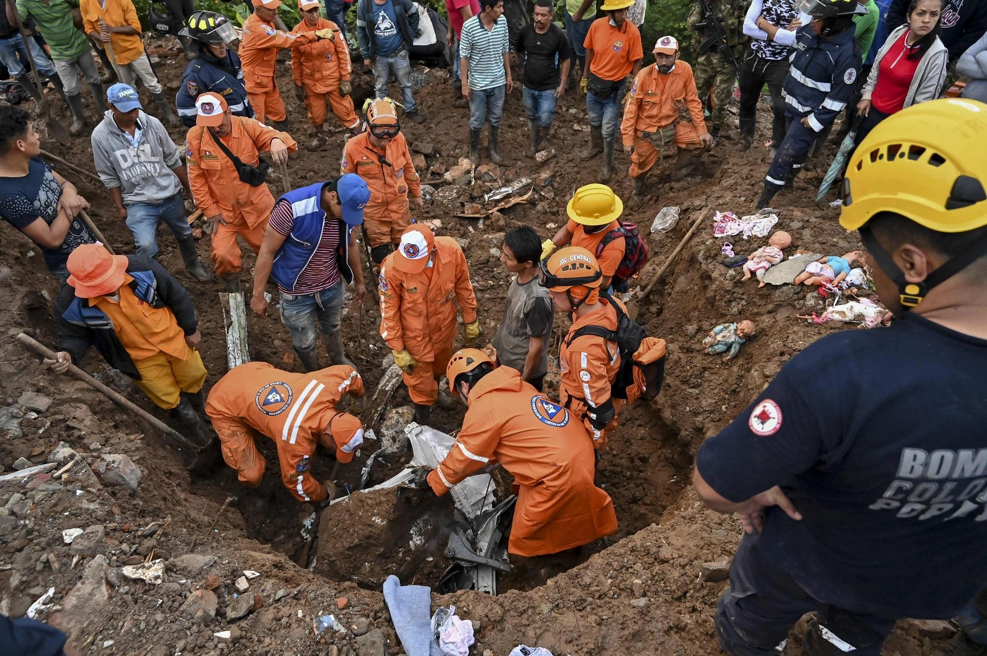 مقتل 19 شخصا على الأقل بعد انزلاق تربة