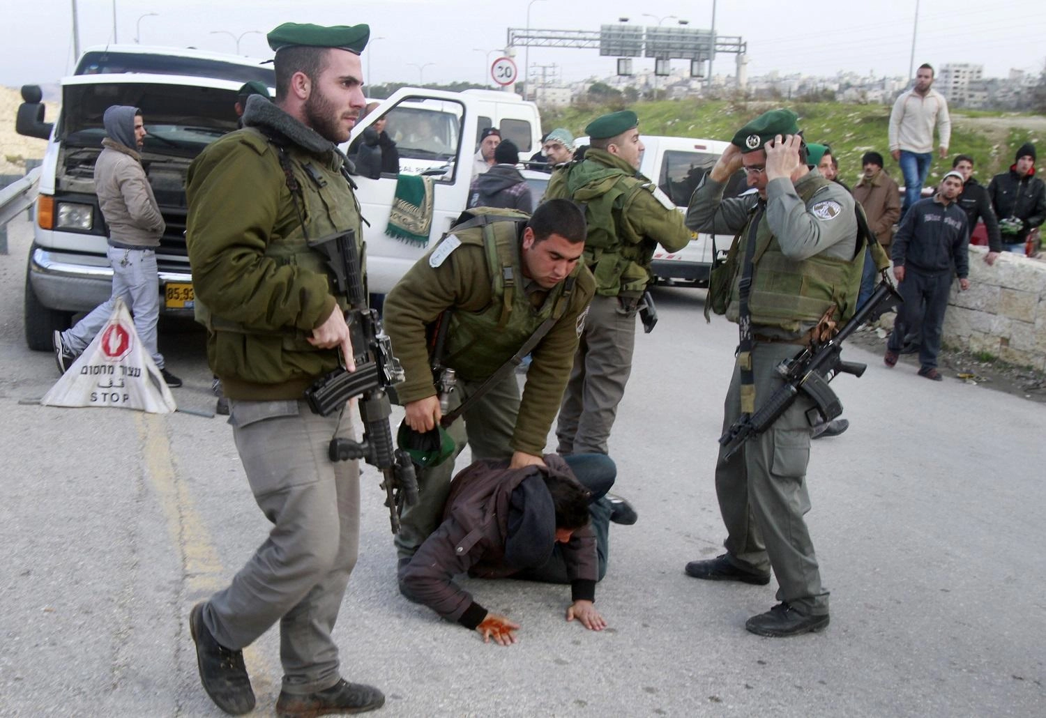 الاحتلال يعتقل 7 فلسطينيين