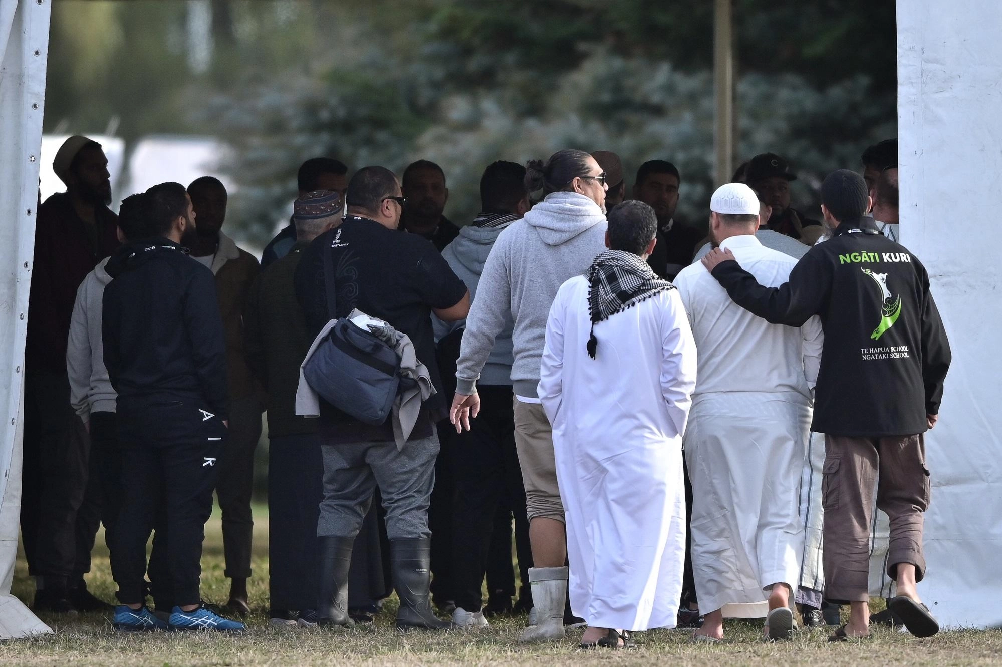 دراسة منح ناجين إقامة دائمة