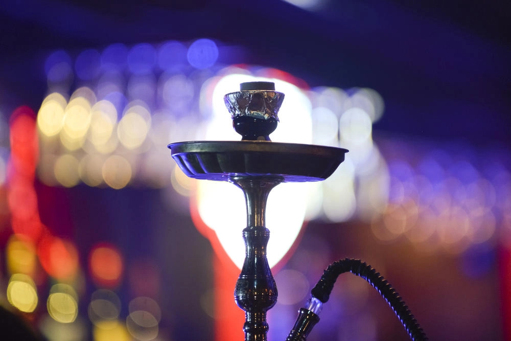 ضبط شخص يدخن "نارجيلة" أثناء القيادة