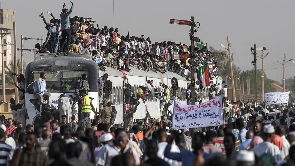 توقع انقلاب مضاد دون اتفاق لتسليم السلطة