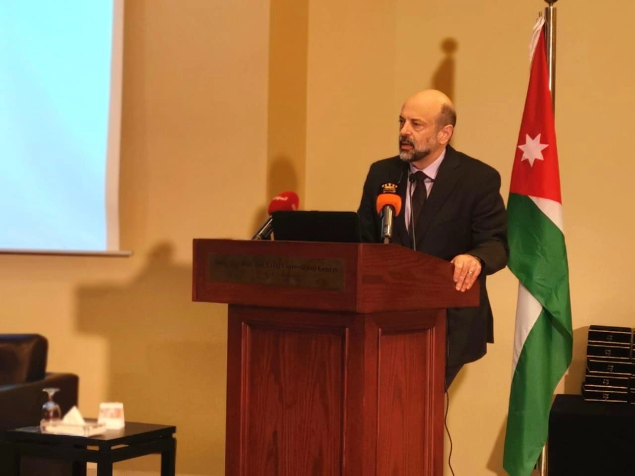 الرزاز: ثلثا فقراء الأردن مؤمنون صحياً