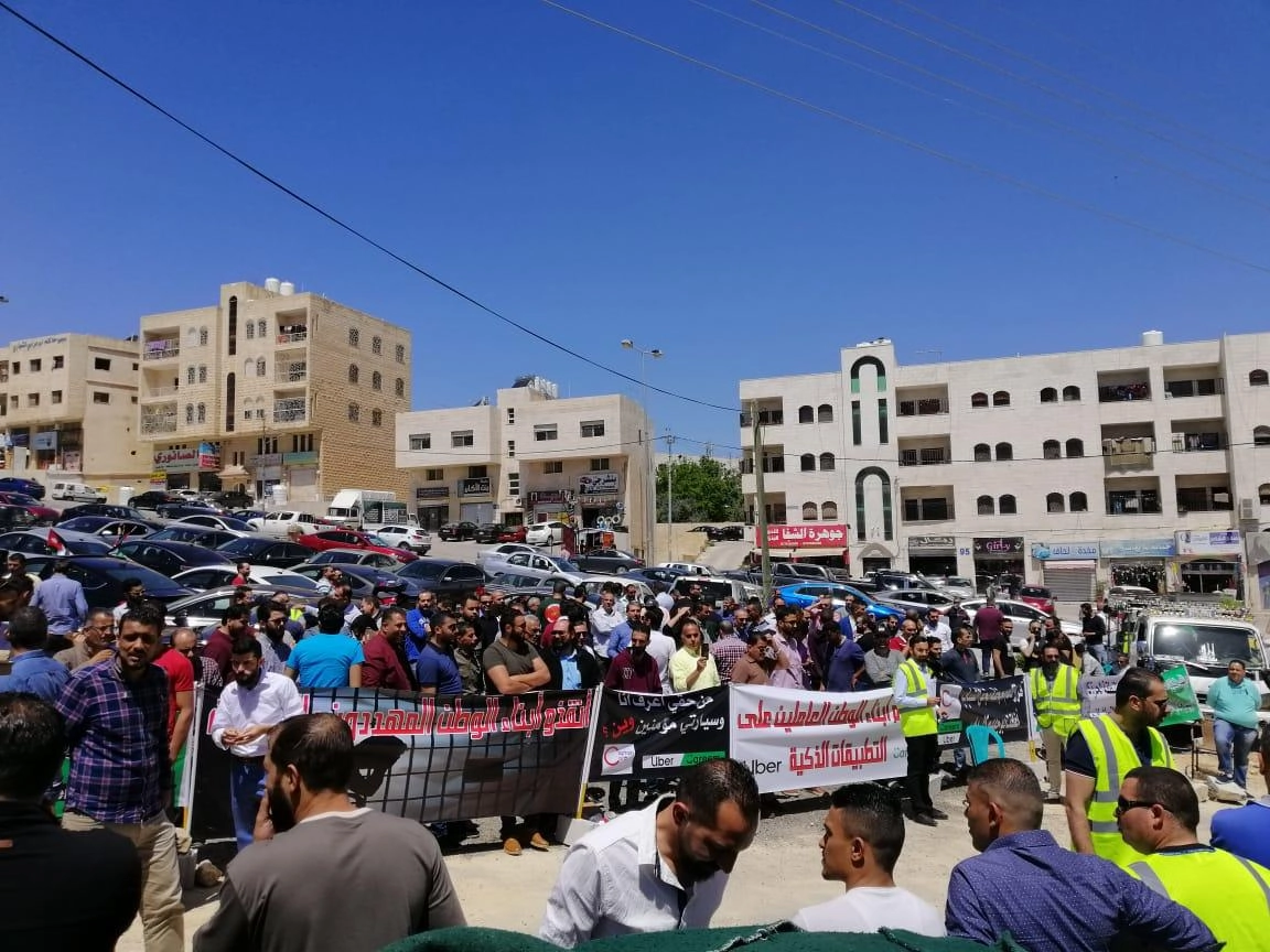 اعتصام لعاملين عبر التطبيقات الذكية