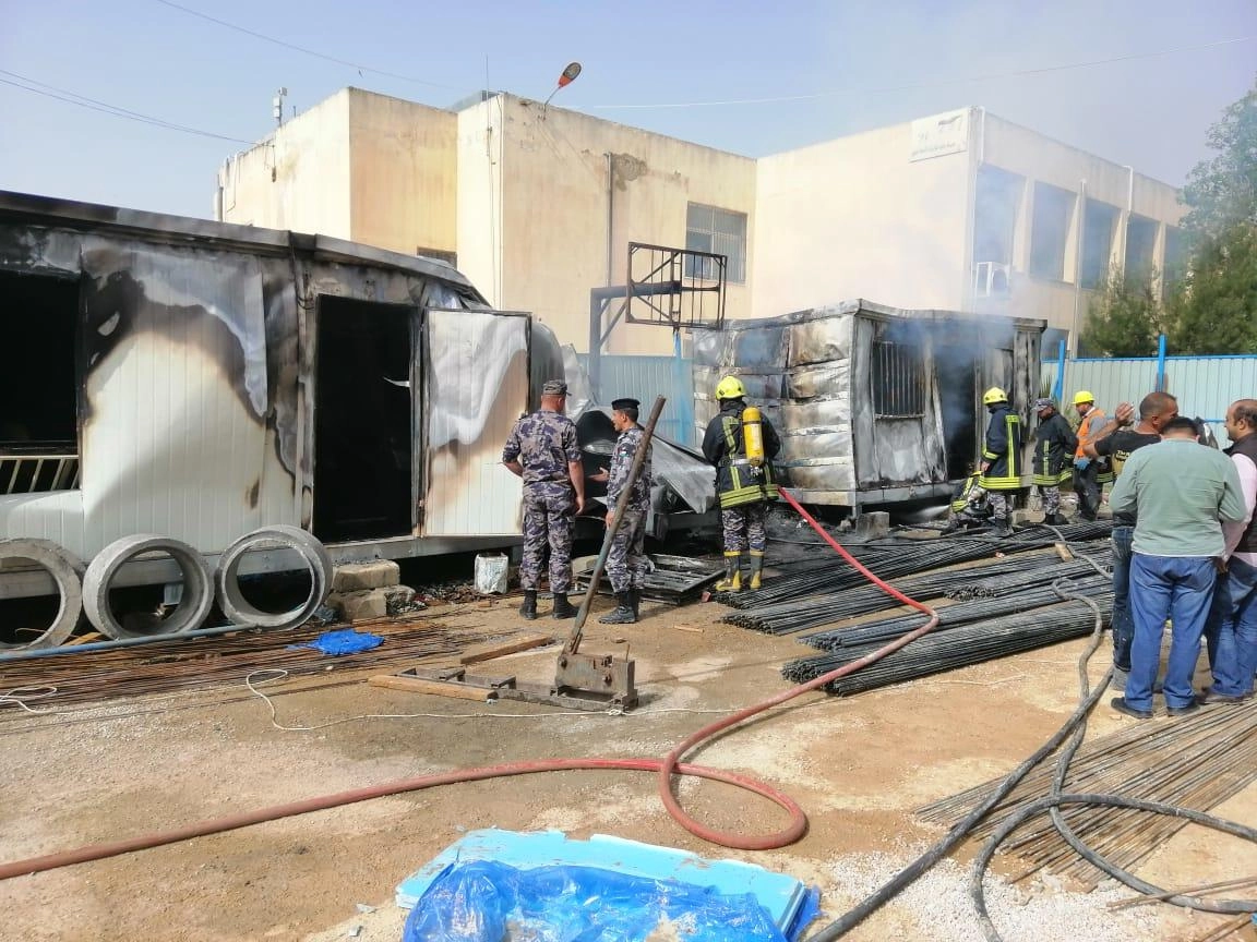 إخماد حريق في مدرسة 