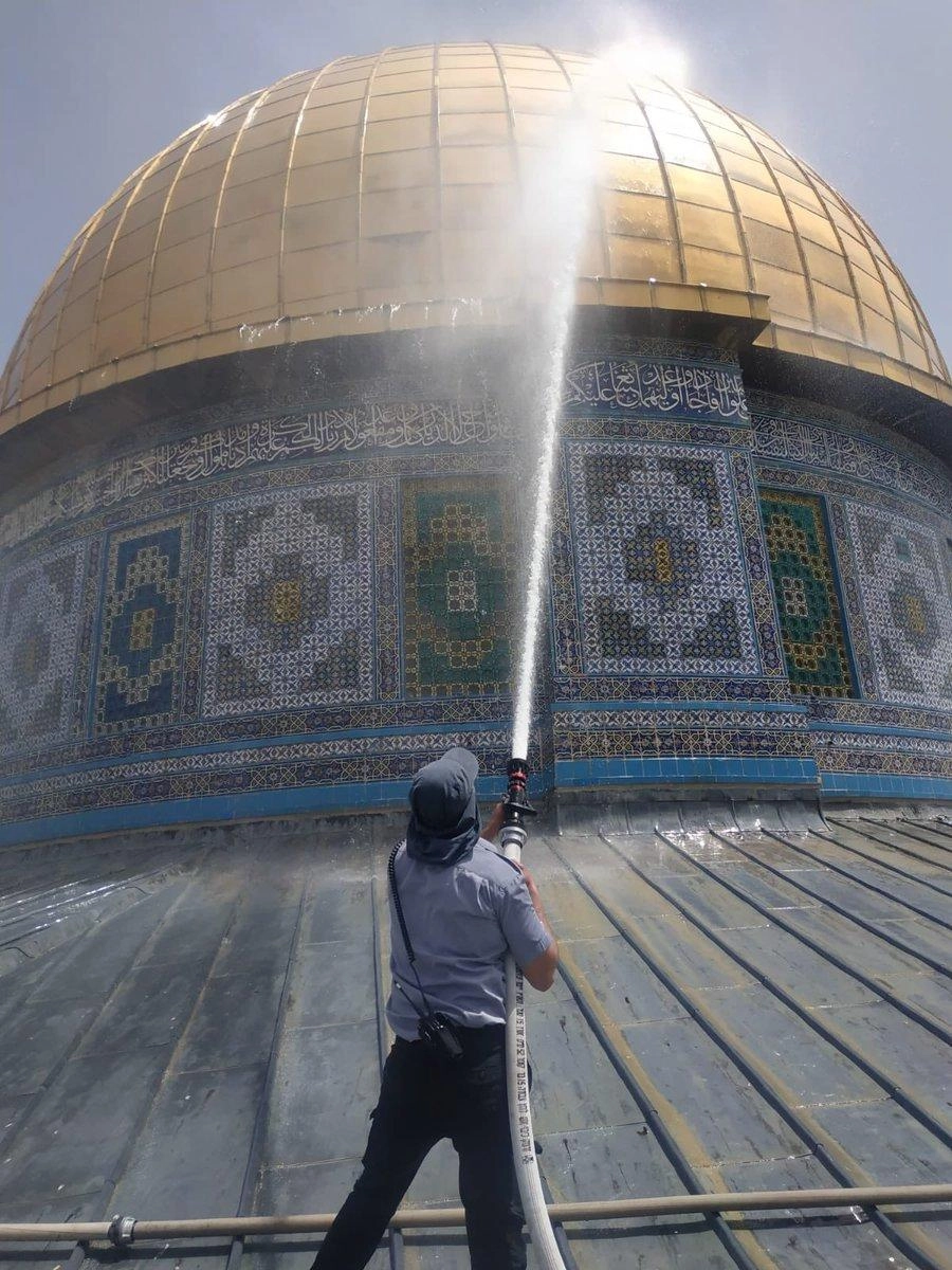 مديرية الأوقاف تغسل قبة الصخرة