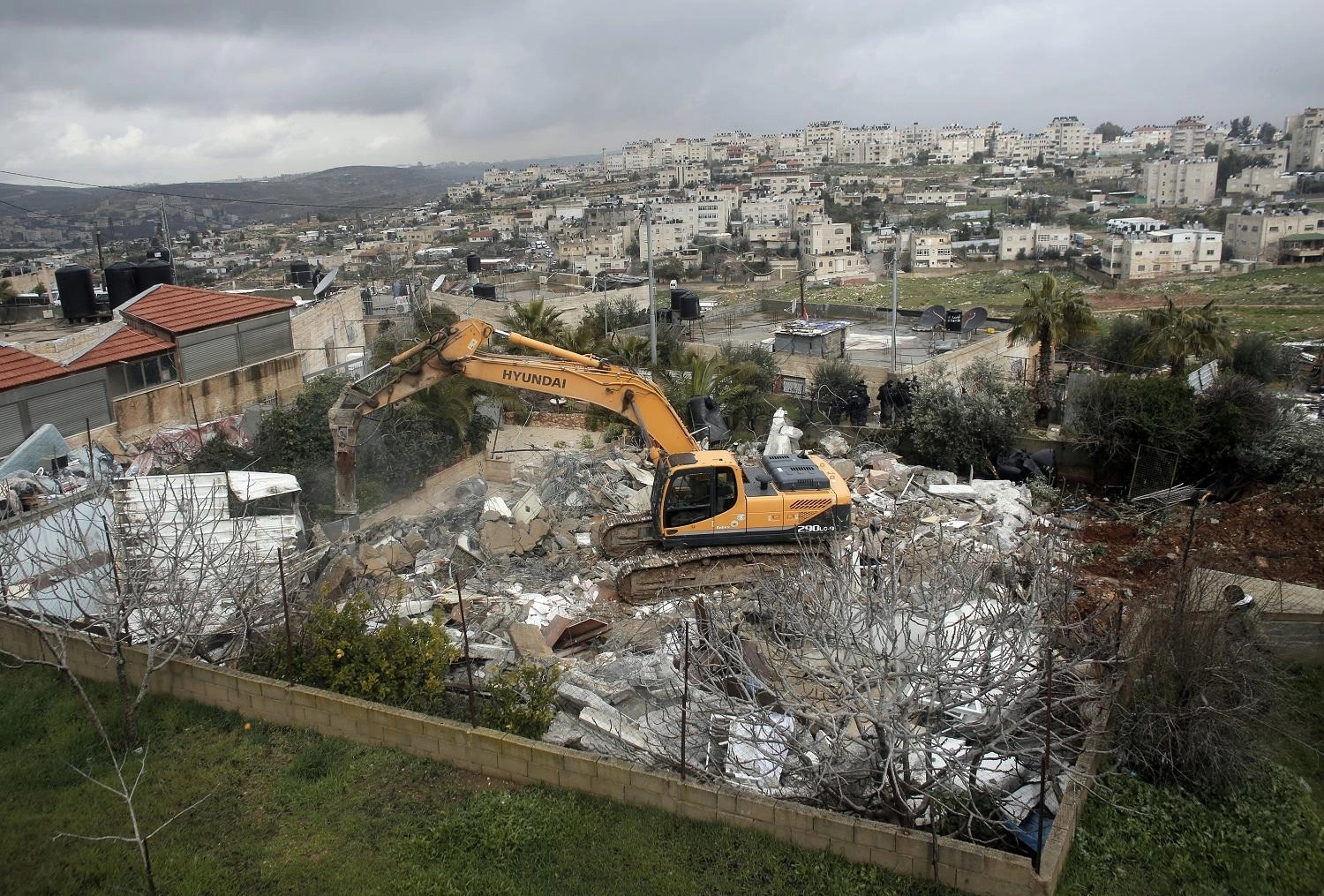 إصابات بين فلسطينيين تصدّوا لهدم منزل 