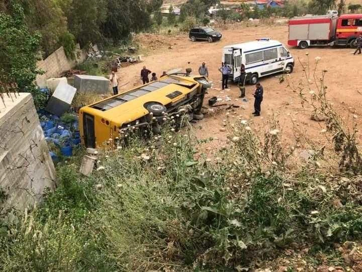 16 إصابة في تدهور حافلة خلال رحلة عائلية
