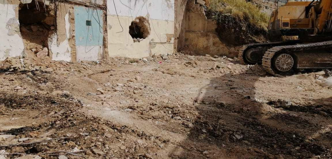إزالة بيت آيل للسقوط في منطقة الجوفة