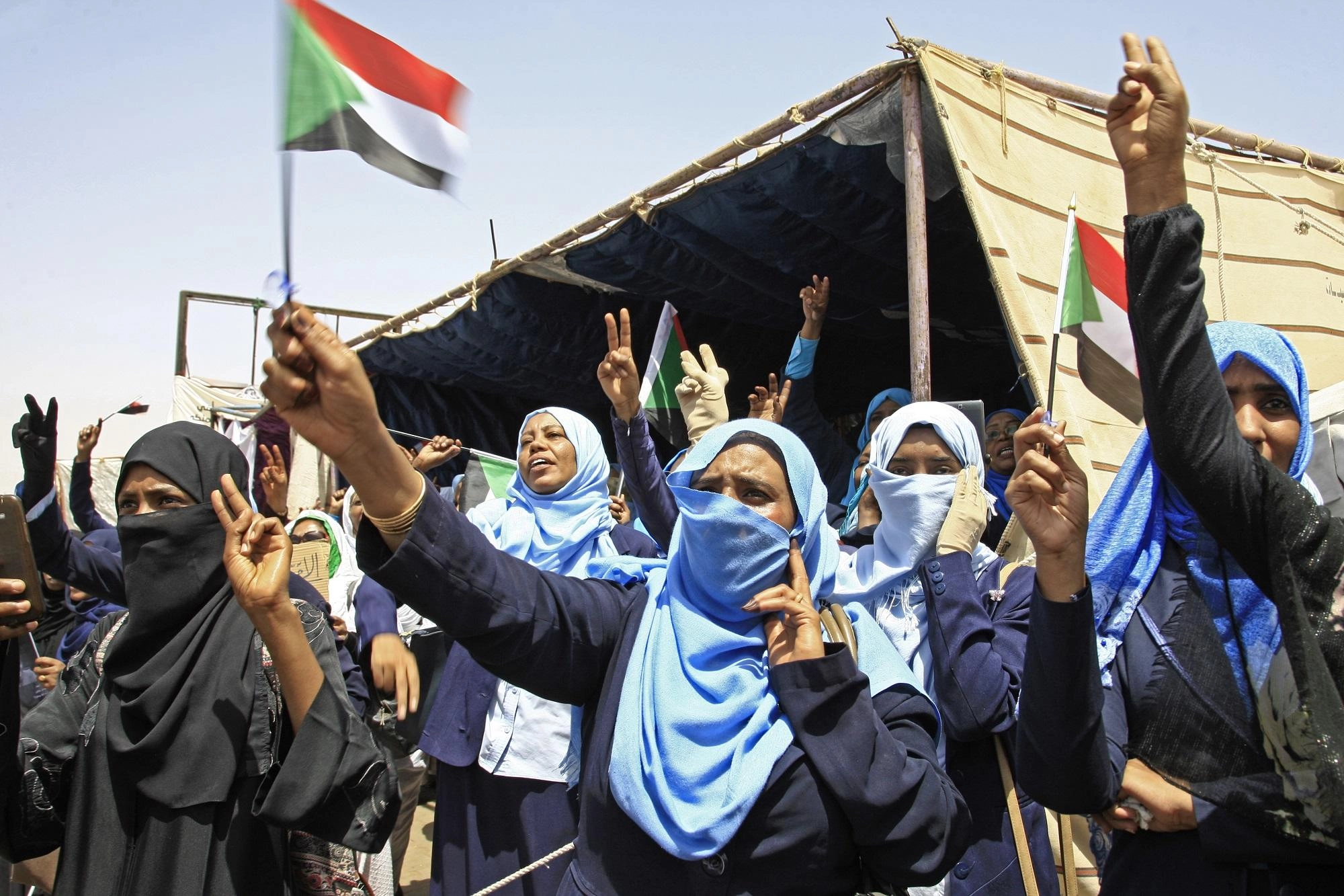 محتجون يدعون إلى عصيان مدني 