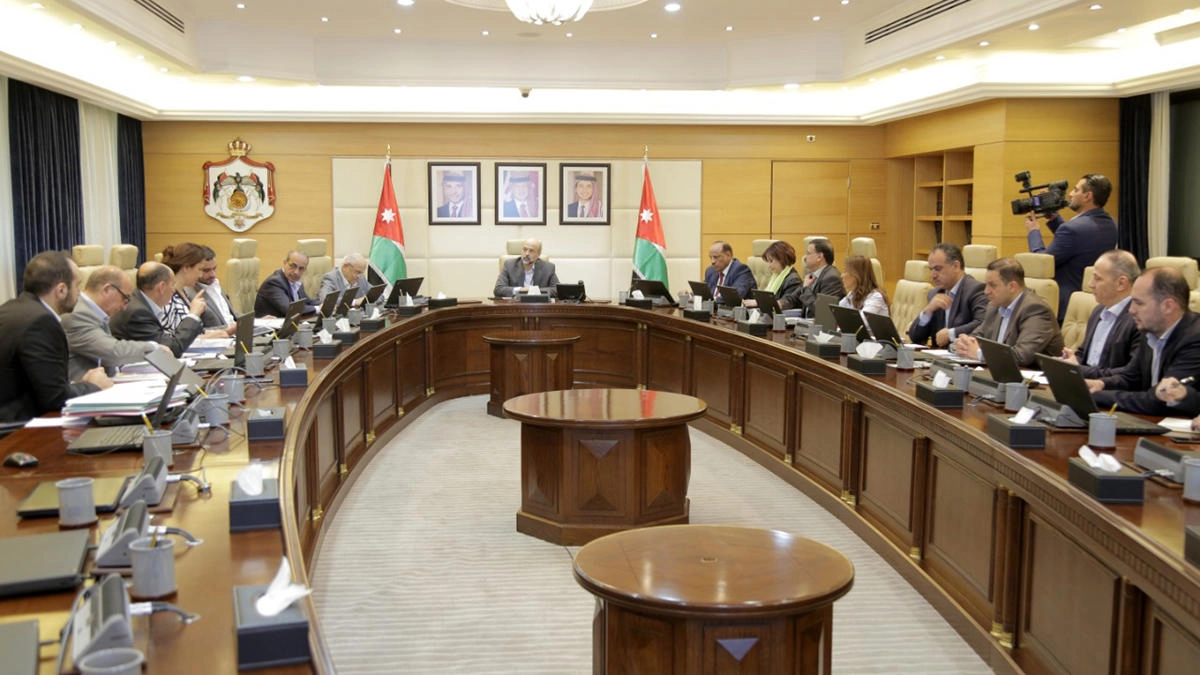 بحث إجراءات تحفيز الاقتصاد