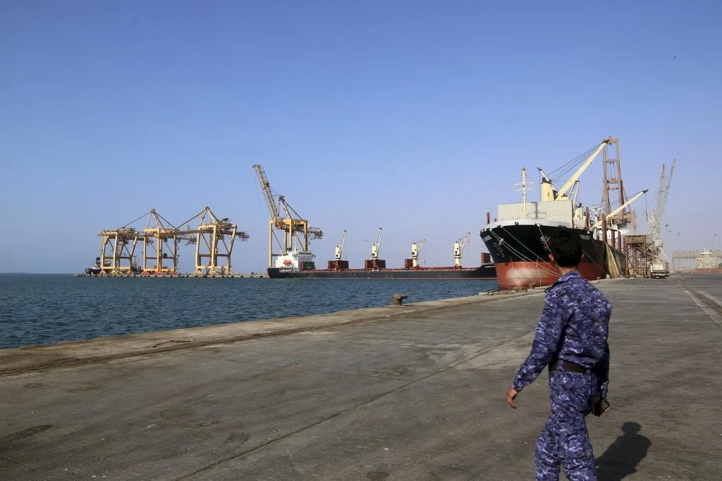 بدء انسحاب الحوثيين من موانئ الحديدة