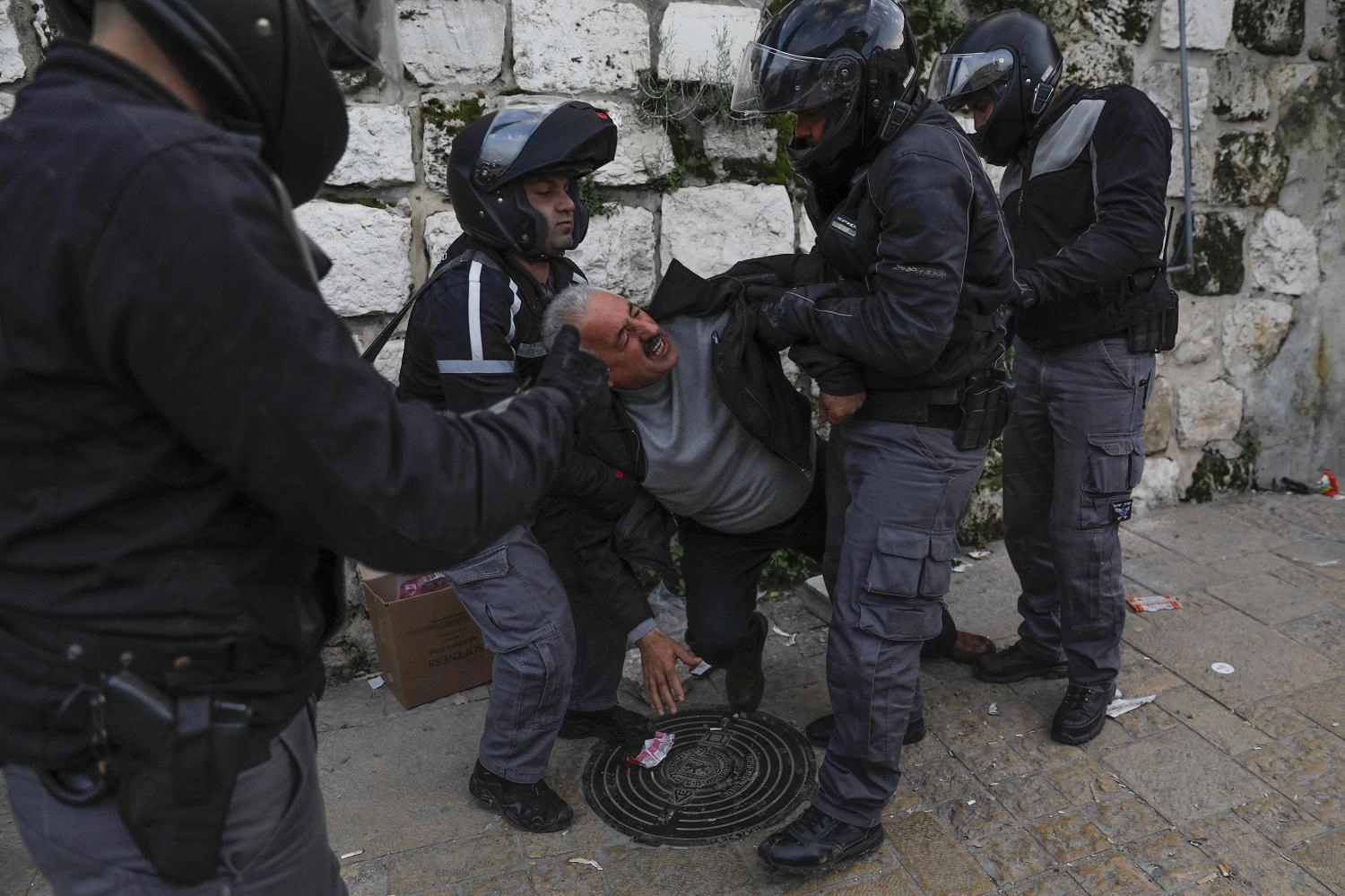 الاحتلال يعتقل 13 فلسطينيا