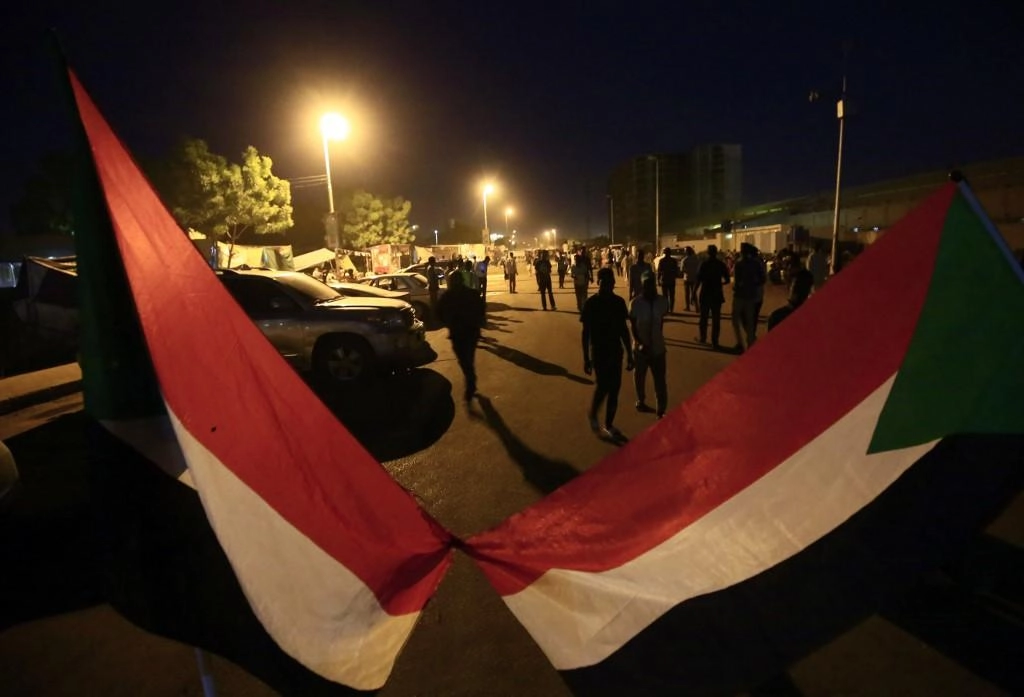 مقتل ضابط و 5 محتجين في إطلاق نار