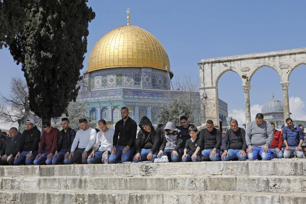 إبعاد حارسين عن الأقصى لمدة 15 يوما