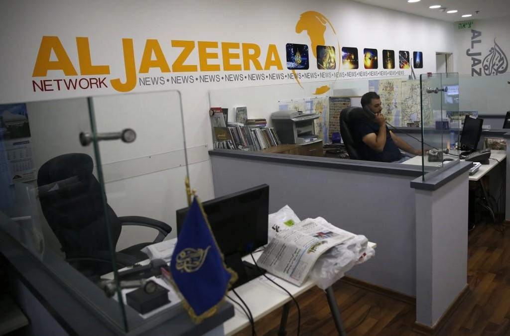 قناة الجزيرة توقف صحفيين عن العمل بسبب تقرير