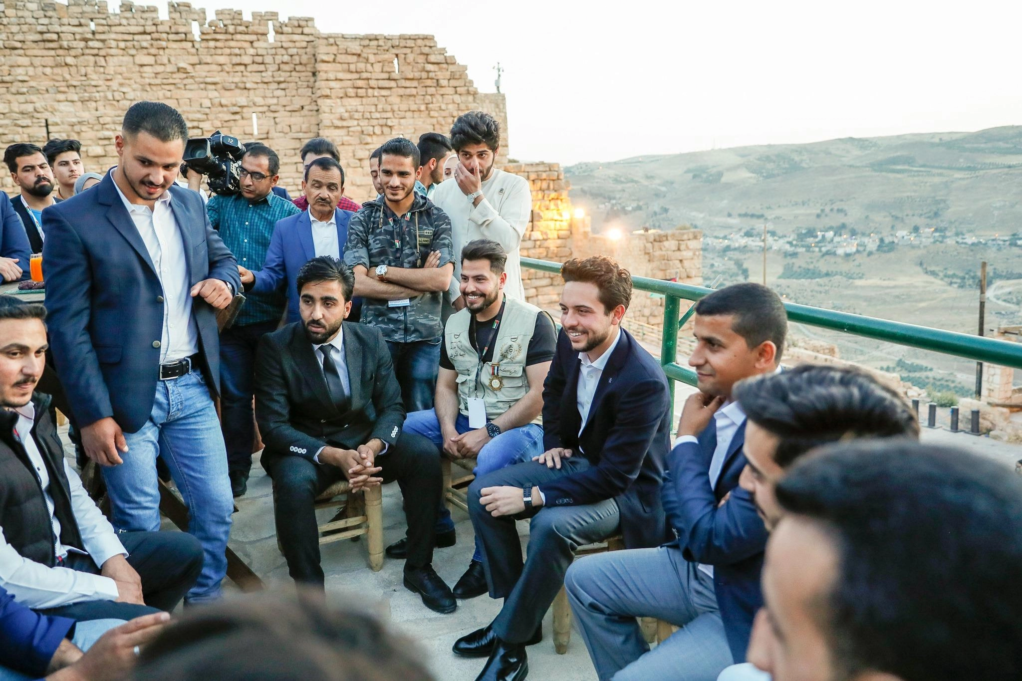 ولي العهد يؤكد أهمية دعم مبادرات شبابية تطوعية