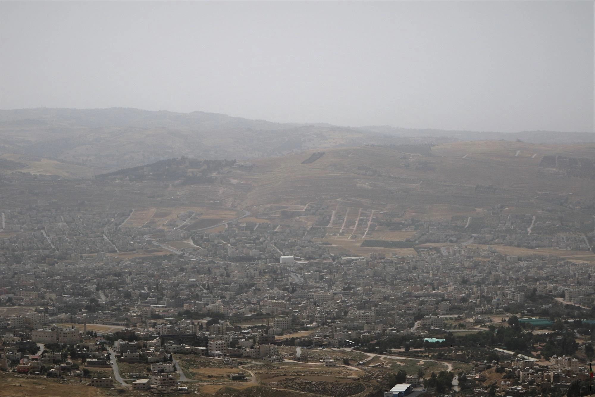 طقس حار وجاف